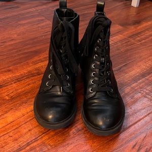 Universal threads size 6.5 boots.